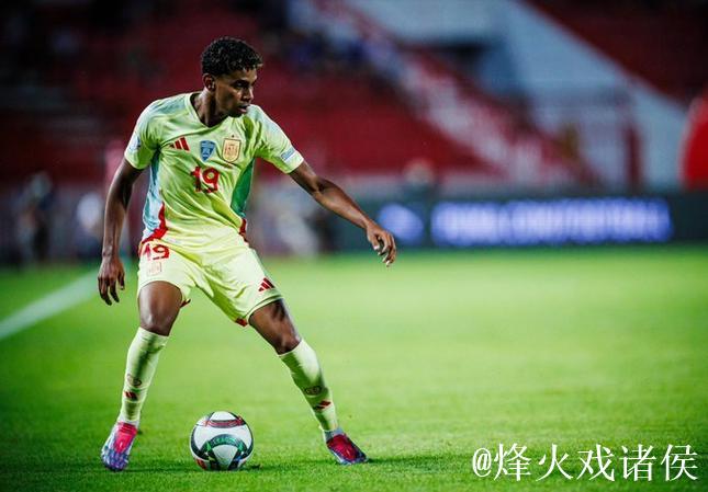 科贝：莱万连续两轮西甲未获出场机会，心生不满